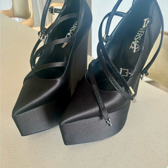 Versace Tempest Pump 
Size 39.5 (runs small, fits like an 8 US)
Only tried on - Picture 7 of 7